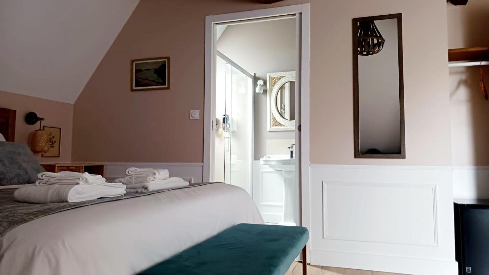 Le Griffon 1855 Hotel Saint-Laurent-Des-Autels Bagian luar foto