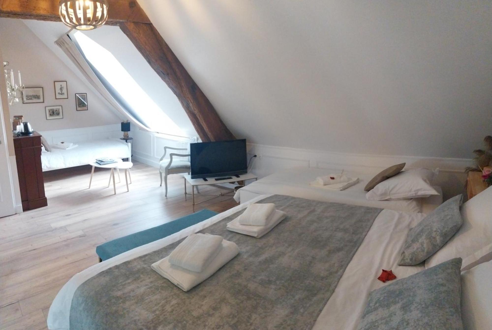 Le Griffon 1855 Hotel Saint-Laurent-Des-Autels Bagian luar foto