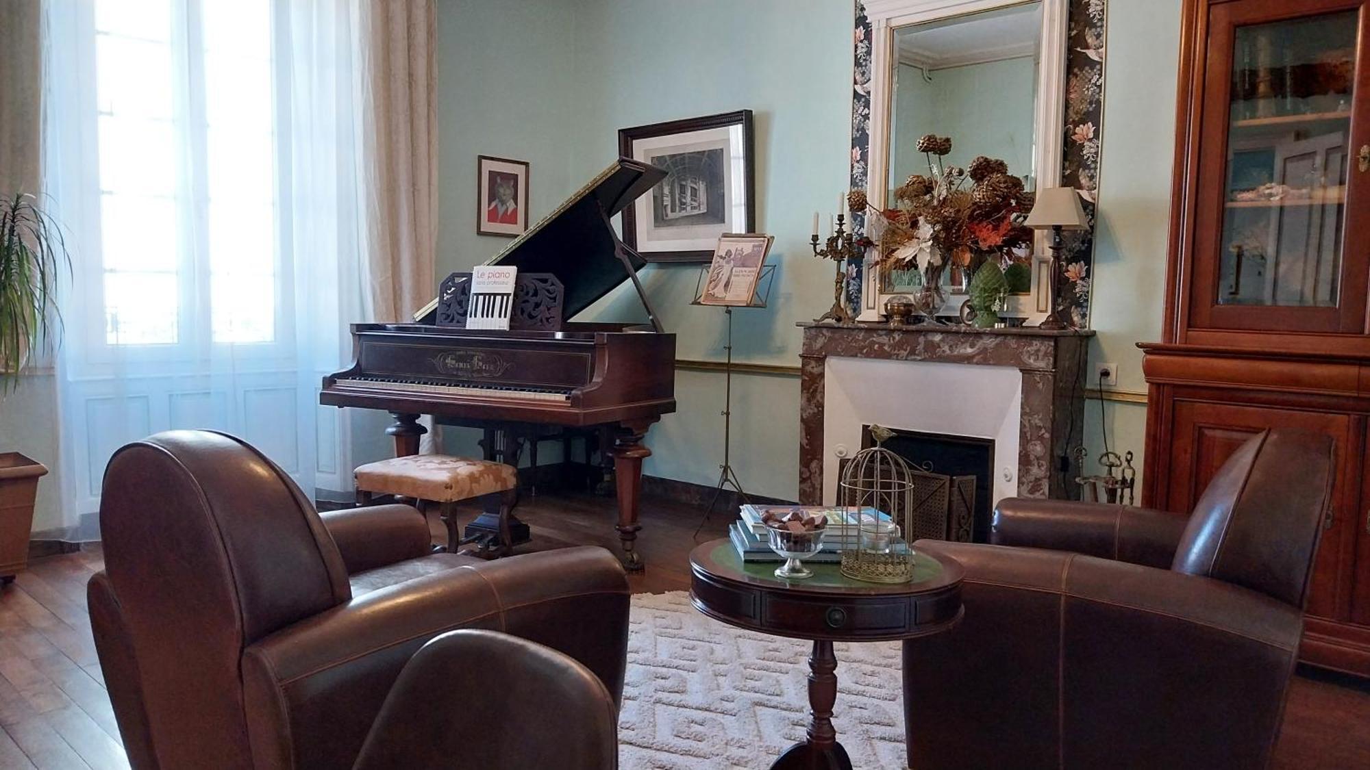 Le Griffon 1855 Hotel Saint-Laurent-Des-Autels Bagian luar foto